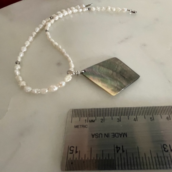 Handcrafted cultured freshwater rice pearl necklace. - Picture 2 of 10